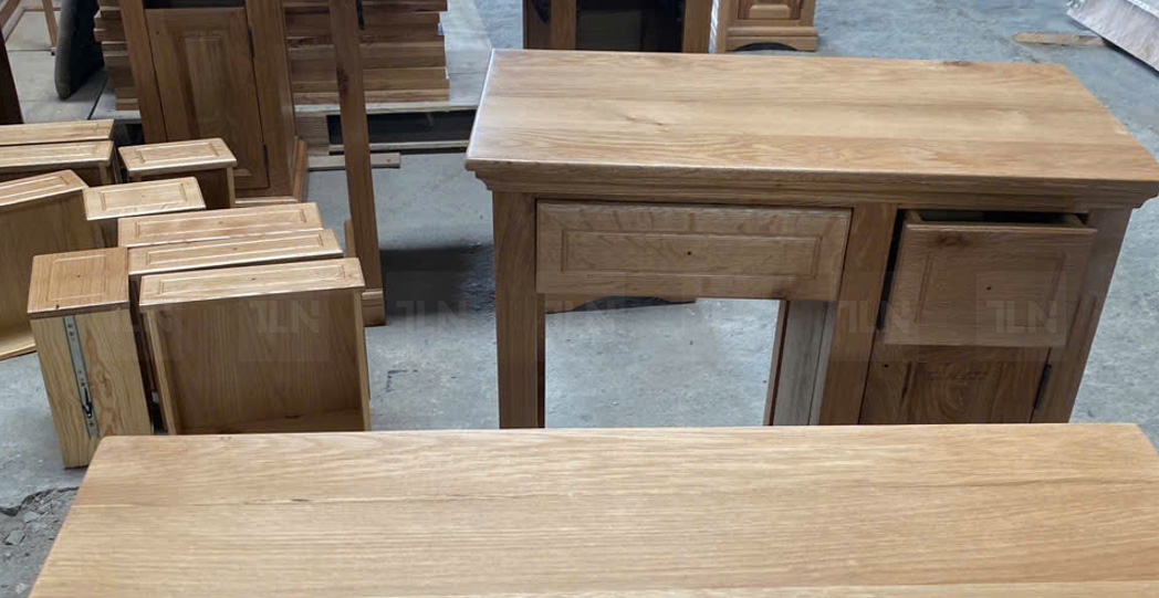 Bàn trang điểm gỗ sồi được hoàn thiện kỹ tại xưởng mộc Thái Lan Nam