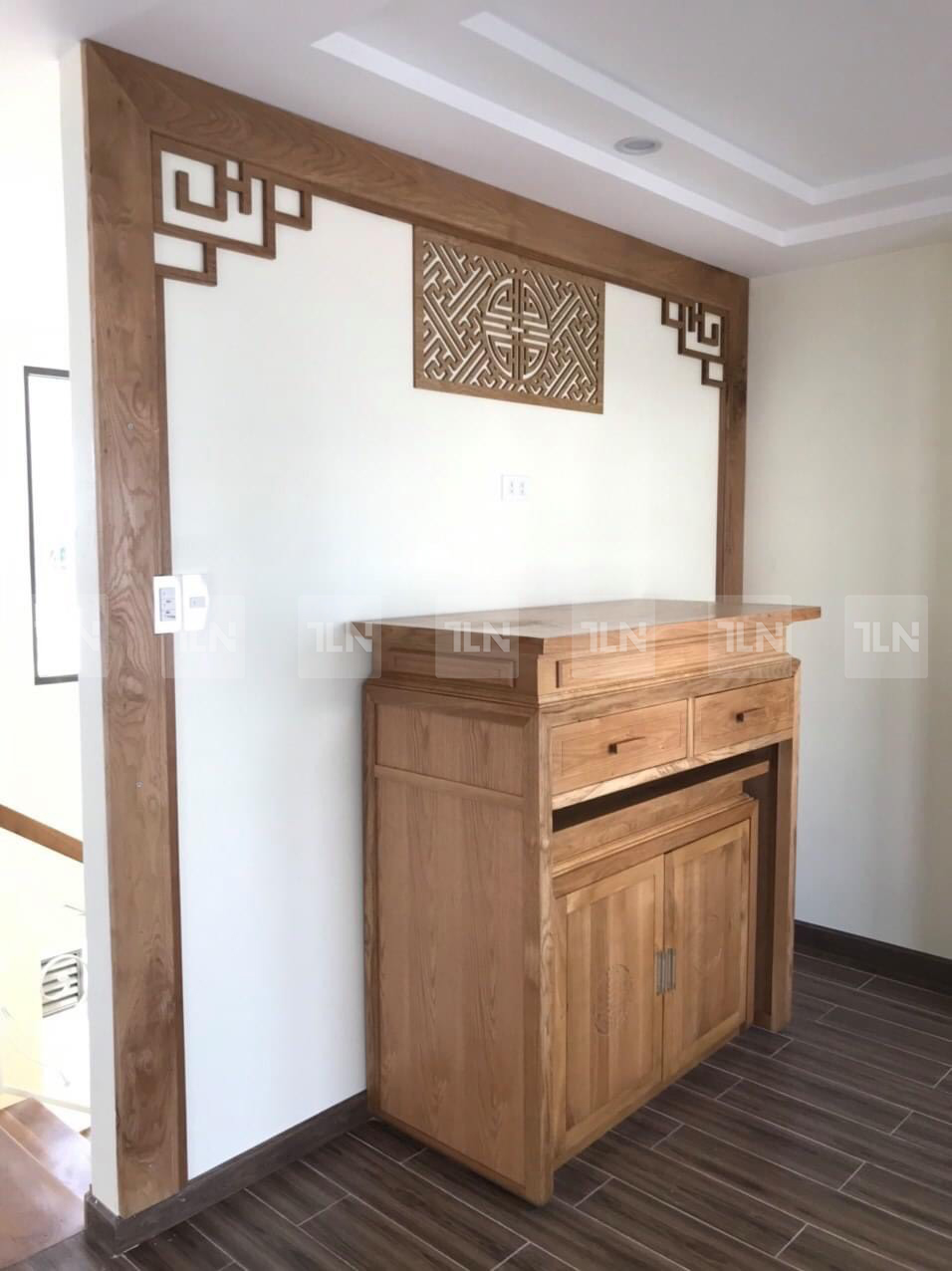 Khách-hàng-có-thể-lựa-chọn-làm-thêm-phần-trang-trí-tường-gỗ-sồi-đồng-bộ-với-ban-thờ