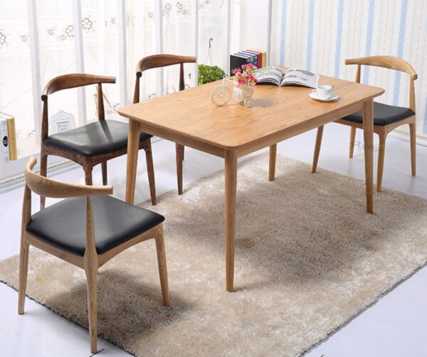 Bộ bàn ăn gỗ sồi kết hợp ghế nệm trong không gian bếp phong cách Scandinavian